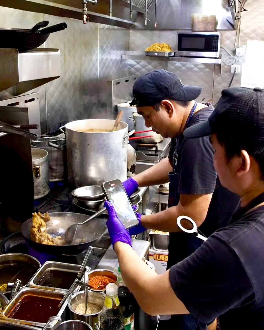 Our 👩🍳 stirring the wok and stirring the feed….. 👀
#ITSK #TastySeattle #AuthenticThai #FoodPhotography #BTS #RavennaEats #KirklandEats #LynnwoodEats #QueenAnneEats #ThaiFood #HungrySeattle #SpicyThai #YumYum #PNWEats