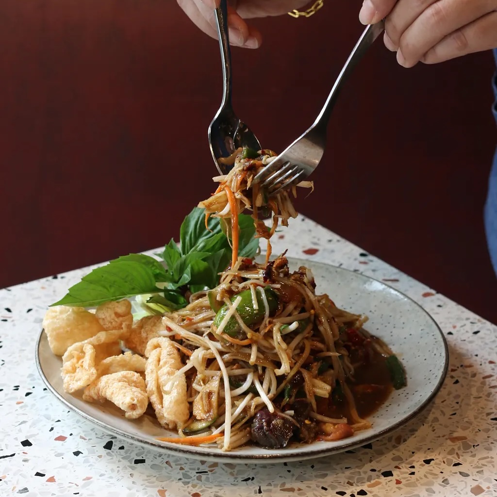 🤩 Pairing EVERYTHING with our Papaya Salad? Always a good idea.
But if you’re after that true Isarn kick, throw in some anchovies and salty field crab—and you’re officially on level 💯.
#PapayaSalad #SpicyThai #ITSK #Lynwood #FlavorExplosion #AsianStreetEats #Kirkland #QueenAnne #FoodieFinds #GoodFoodSeattle #EatThai #Ravenna #CrunchTime #ThaiFood